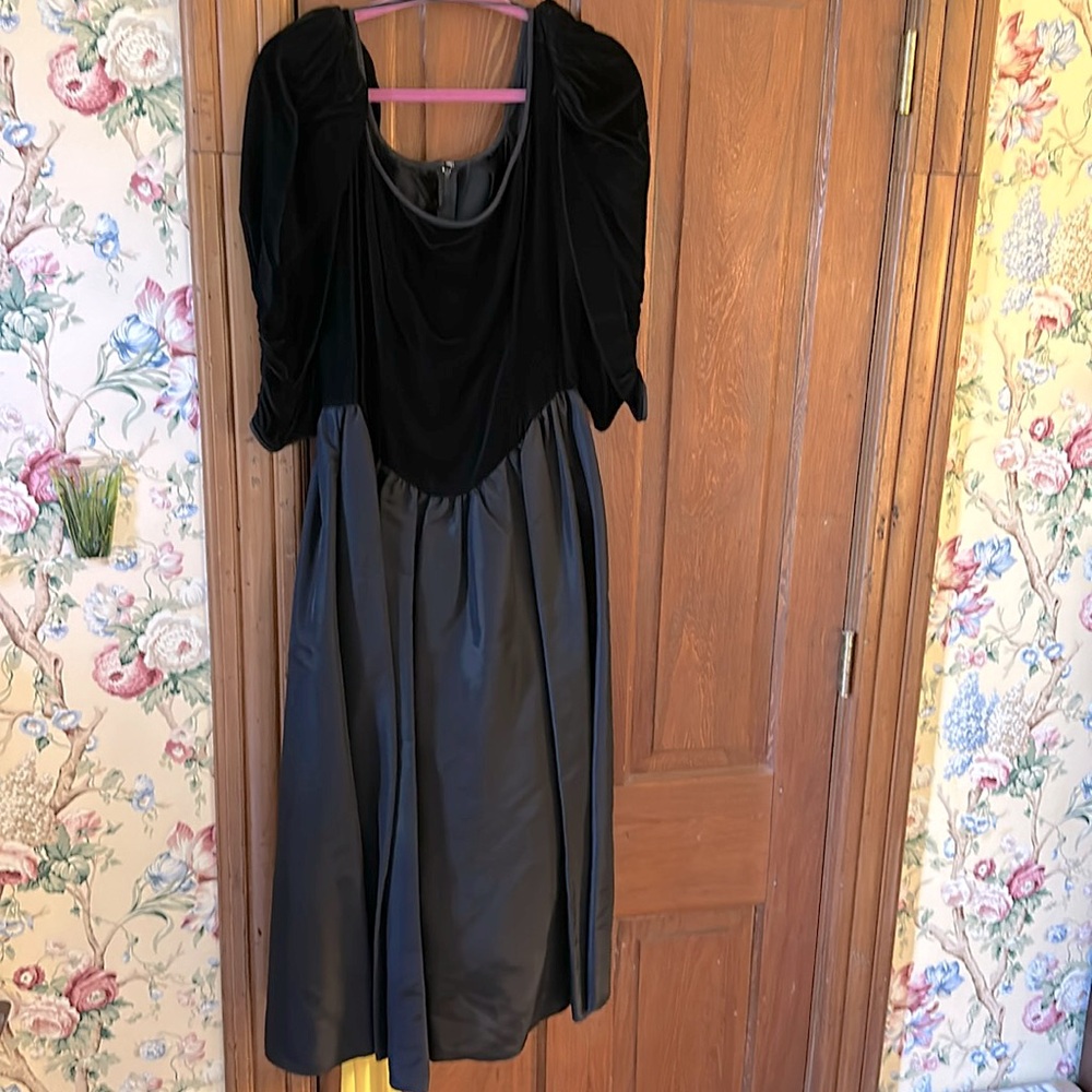 Black velvet and taffeta dress size 8-10